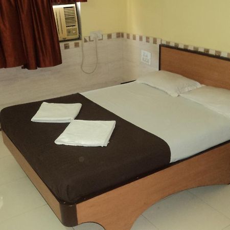 Girija Payyade Hotel Kalyān Esterno foto