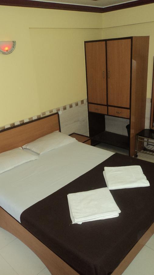 Girija Payyade Hotel Kalyān Esterno foto