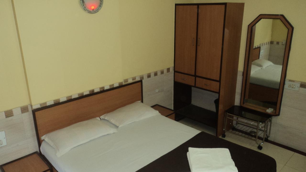 Girija Payyade Hotel Kalyān Esterno foto