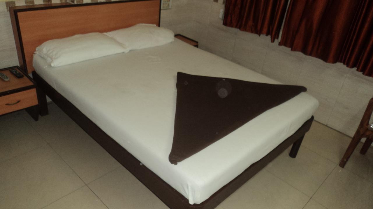 Girija Payyade Hotel Kalyān Esterno foto
