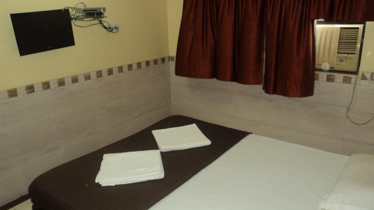 Girija Payyade Hotel Kalyān Esterno foto