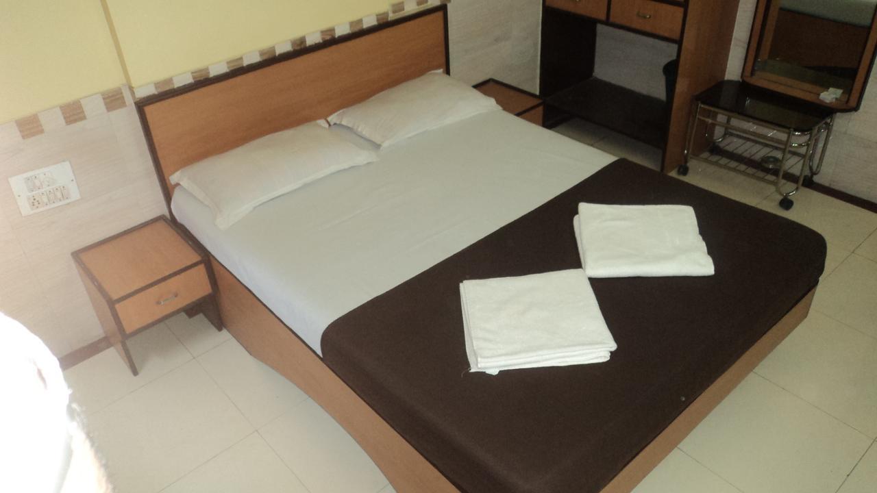 Girija Payyade Hotel Kalyān Esterno foto